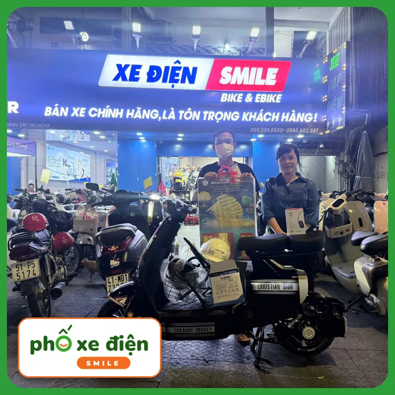 Khách nhận xe tại Xe Điện Smile