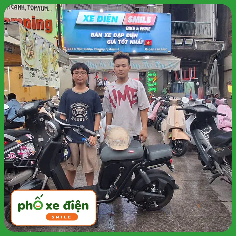 Khách nhận xe tại Xe Điện Smile