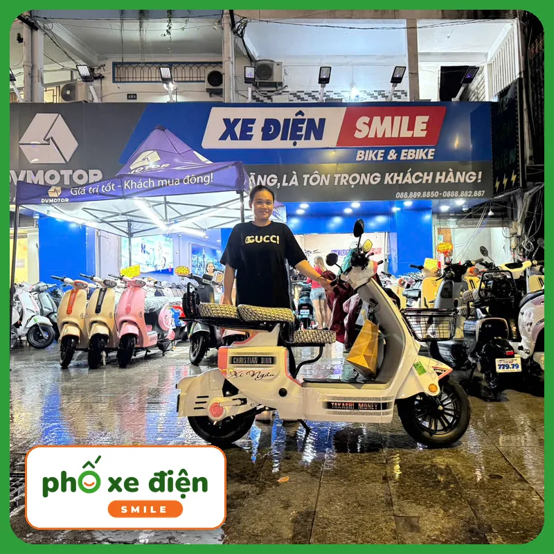 Khách nhận xe tại Xe Điện Smile
