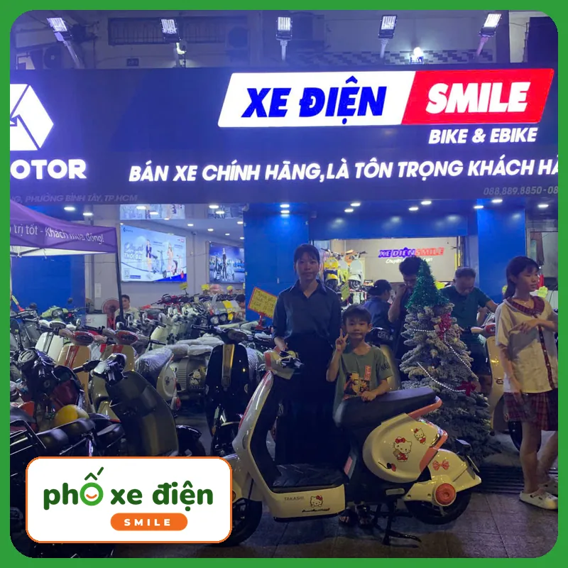 Khách nhận xe tại Xe Điện Smile