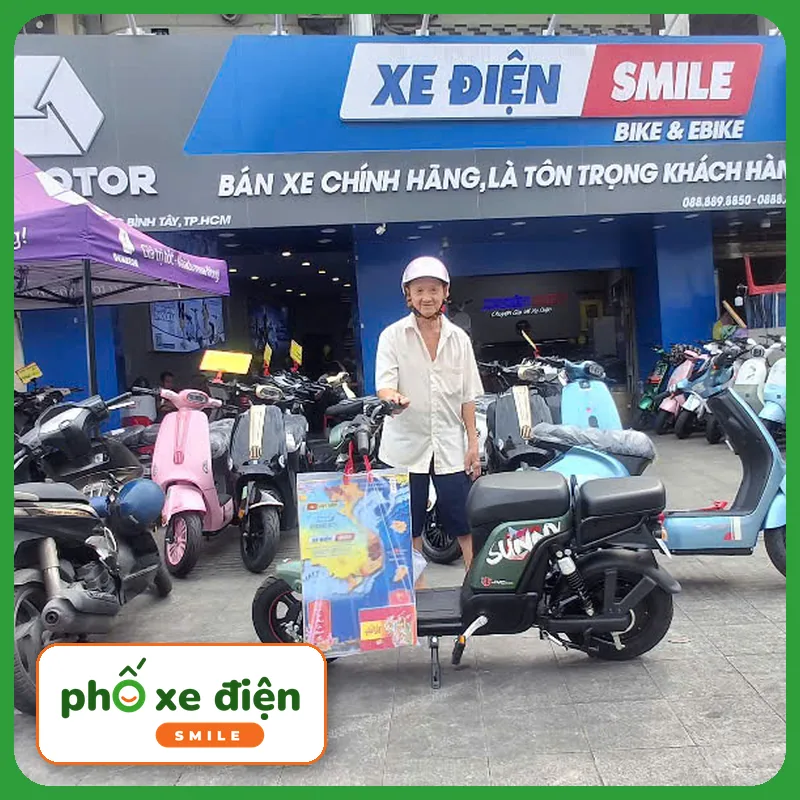 Khách nhận xe tại Xe Điện Smile