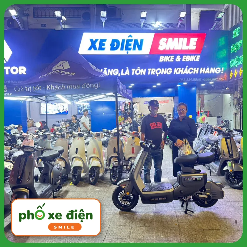Khách nhận xe tại Xe Điện Smile