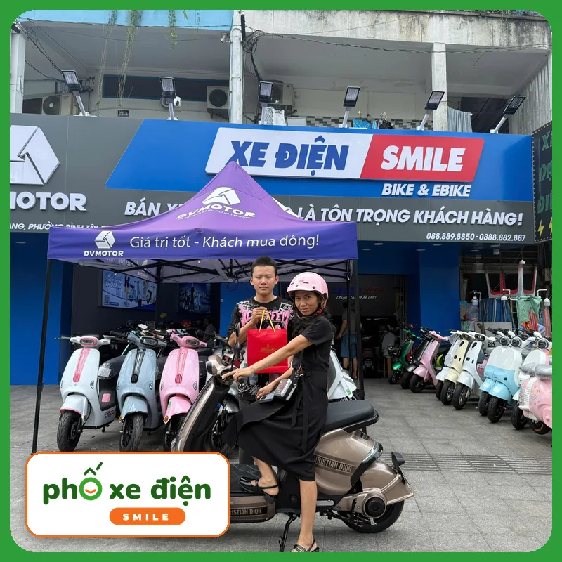 Khách nhận xe tại Xe Điện Smile