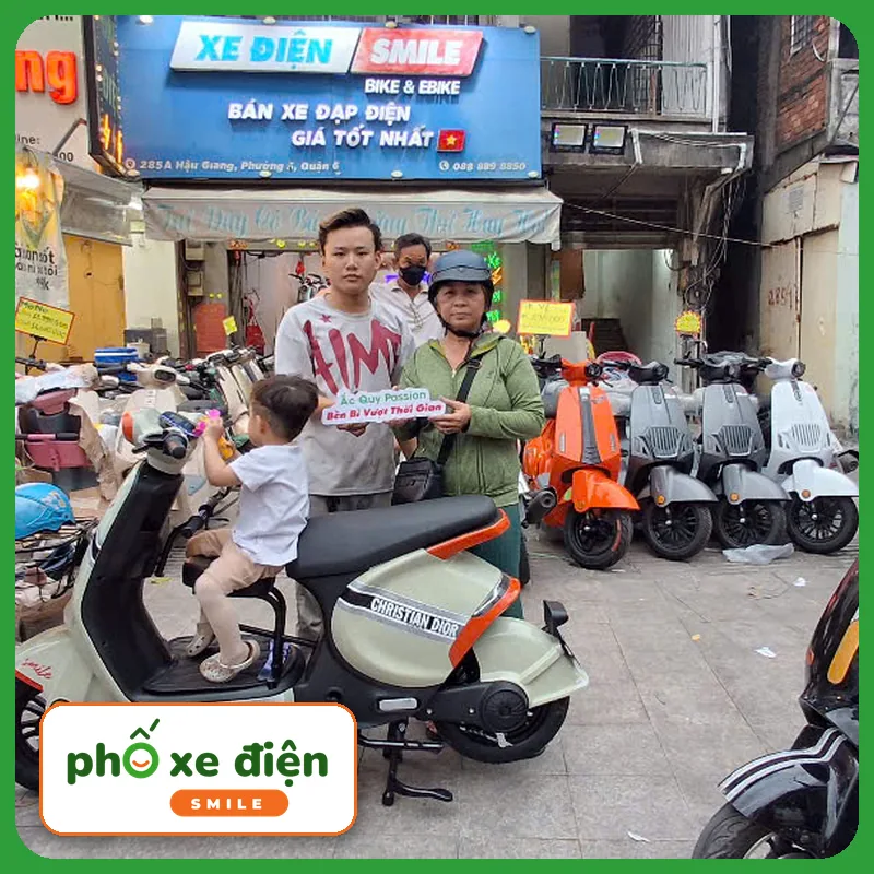 Khách nhận xe tại Xe Điện Smile