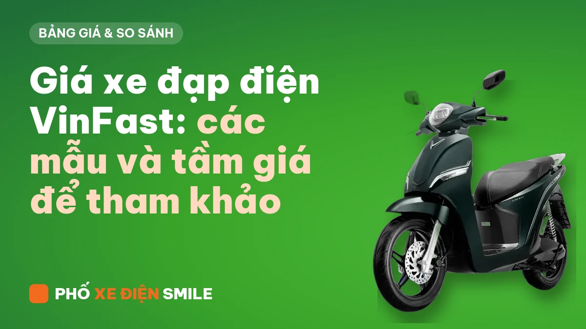 Xe máy điện đỗ trên vỉa hè để so sánh thông số