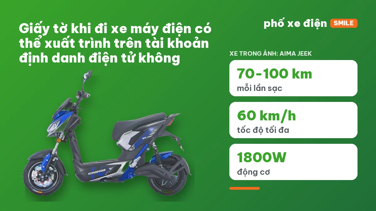 Người đi xe máy điện xuất trình giấy tờ trên điện thoại